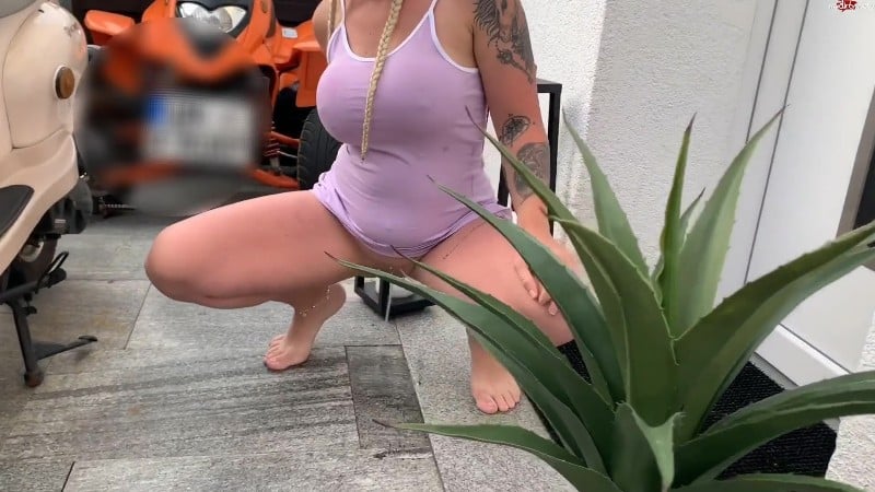 devil-sophie - Oeffentlich vor die Haustuer gepisst - Beim Muellwegbringen den Schluessel vergessen 3