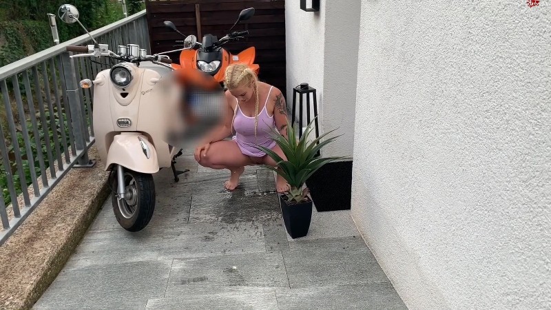 devil-sophie - Oeffentlich vor die Haustuer gepisst - Beim Muellwegbringen den Schluessel vergessen 4