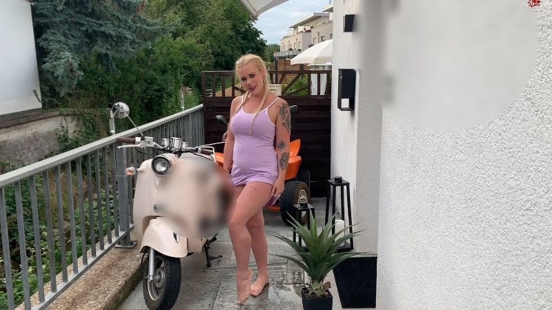 devil-sophie - Oeffentlich vor die Haustuer gepisst - Beim Muellwegbringen den Schluessel vergessen 5