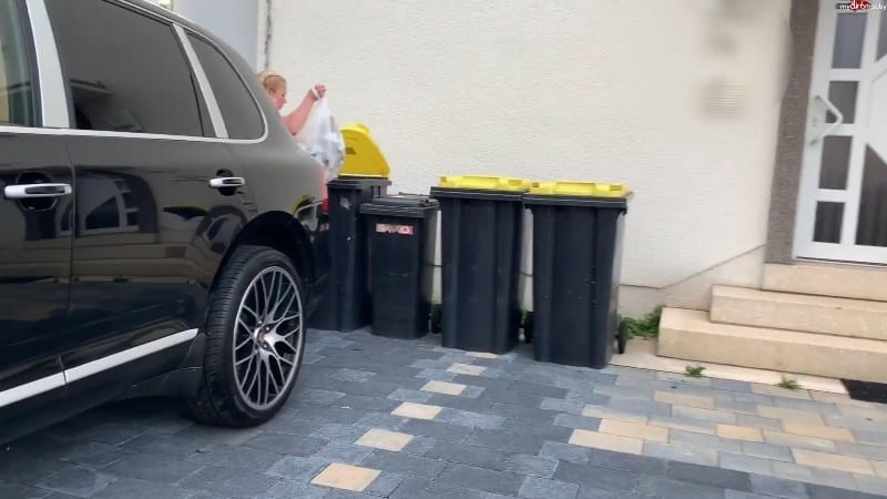 devil-sophie - Oeffentlich vor die Haustuer gepisst - Beim Muellwegbringen den Schluessel vergessen 1