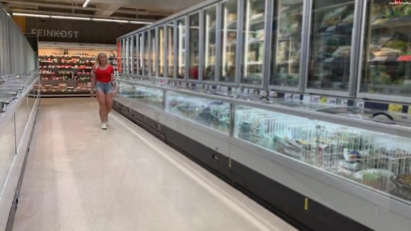 devil-sophie - Pervers Public Gefriertruhe im Lebensmittelladen vollgepisst und Fotzen-Lippenstiftspiele 4