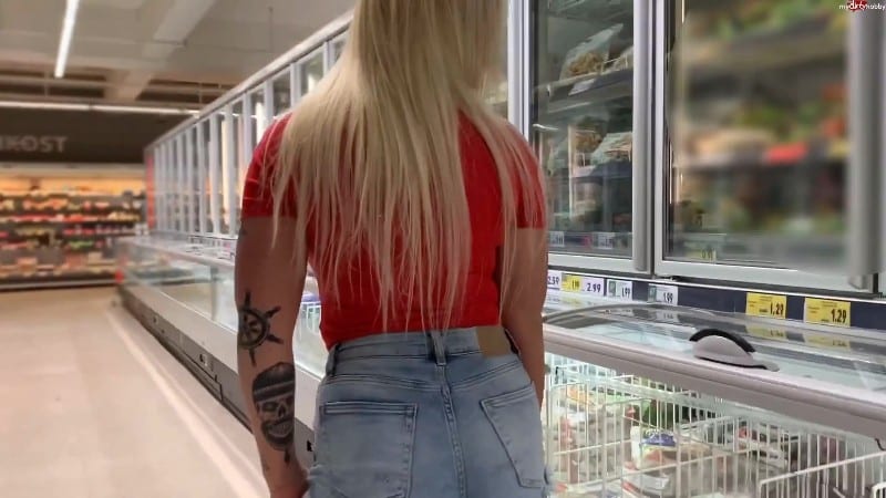 devil-sophie - Pervers Public Gefriertruhe im Lebensmittelladen vollgepisst und Fotzen-Lippenstiftspiele 5