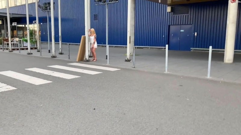 devil-sophie - Pipi im Einrichtungshaus - Ich komme immer wieder und muss so pissen 5