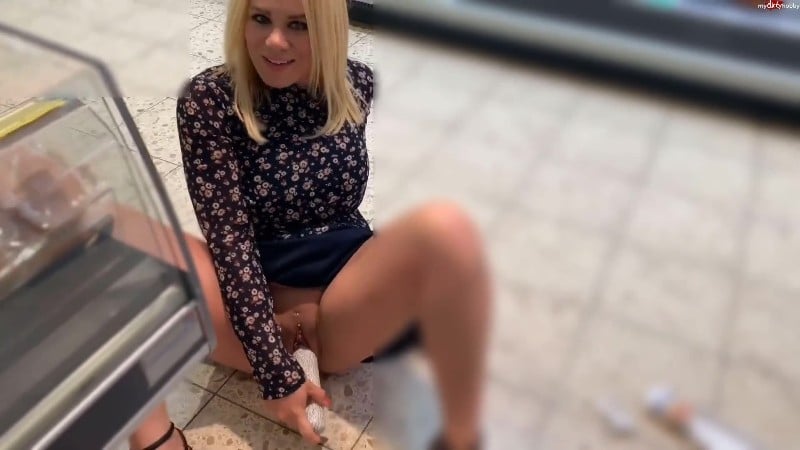devil-sophie - Public Supermarkt piss und Wurst Einfuehrung - Ich muss nicht nur pissen 4
