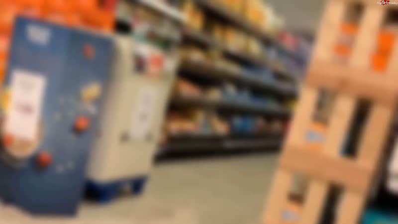 devil-sophie - Public Supermarkt piss und Wurst Einfuehrung - Ich muss nicht nur pissen 5