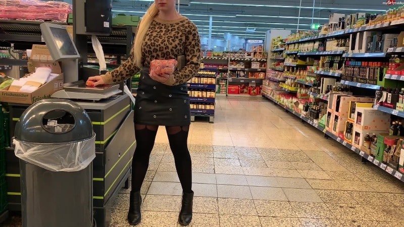 devil-sophie - Public im Einkaufsladen - Gurke und Moehren eingefuehrt upsi ich lass es 4