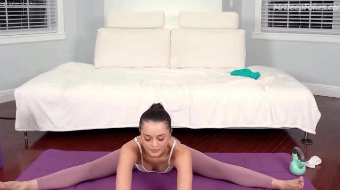 Emma Watson Daisy Ridley Alexis Bledel Kaitlyn Dever Kiernan Shipka Rachel Bilso... 1