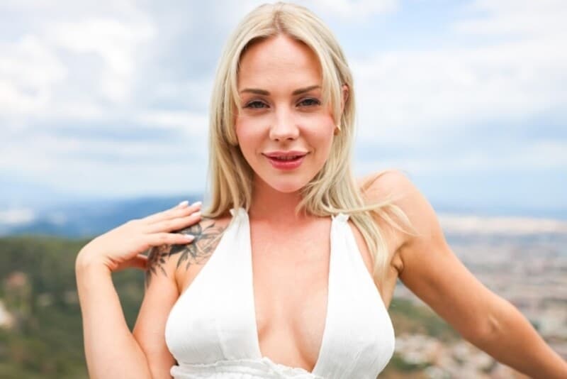 Angie Lynx - Pussy Pleasure On The Sofa 1