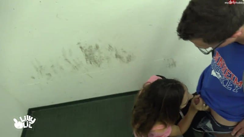lilly-lil - Von User auf der Strasse erkannt - Angesprochen und im Treppenhaus gefickt 2
