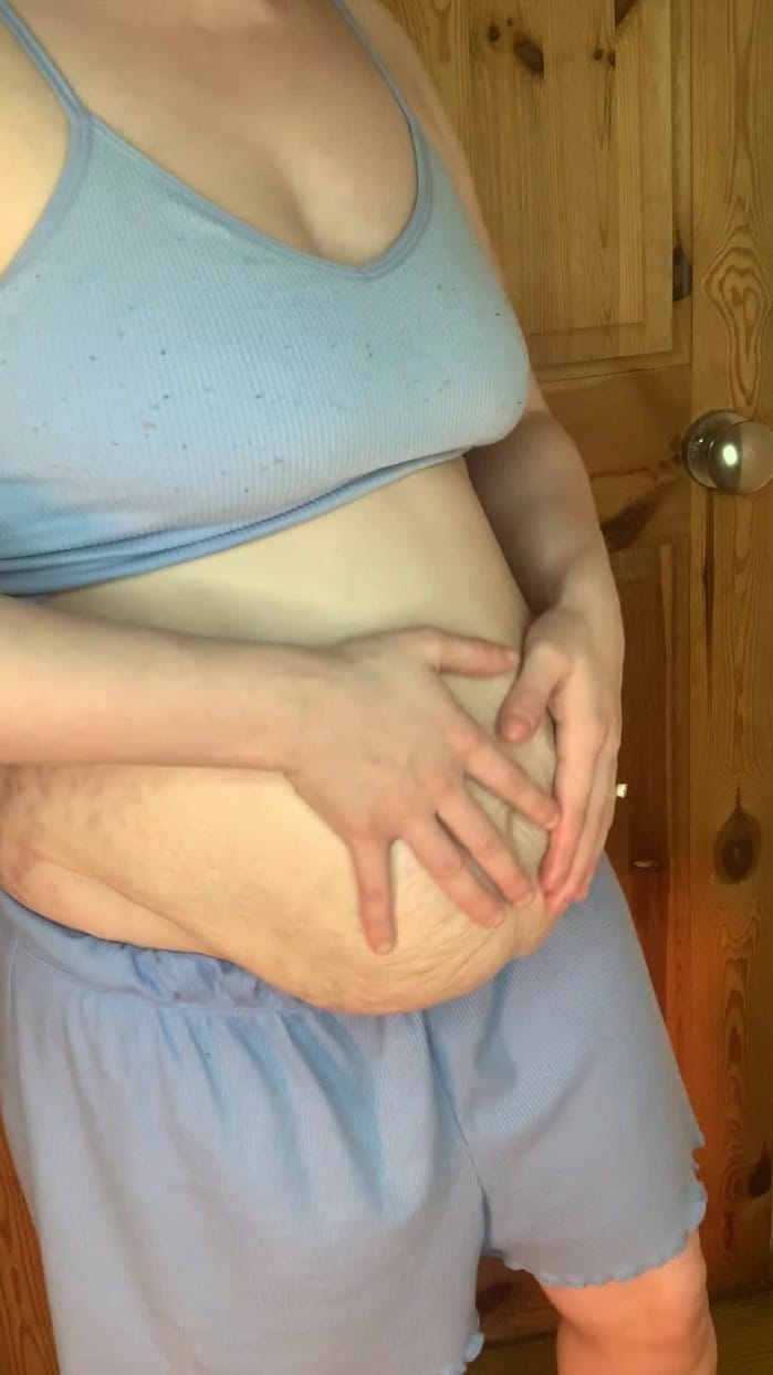 [Manyvids] Masterslbs - Masterslbs 6wk Pregnant Belly Oil 3