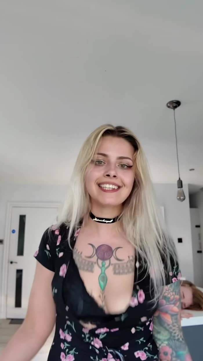 [OnlyFans] Mistressmercyxox - I Show Cloverkush I Can Be Nice If Not A Little Bit Manic [1080p] 5