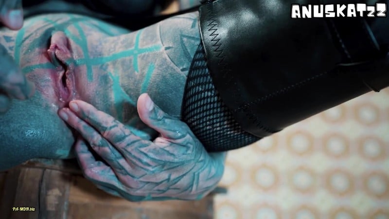 Anuskatzz - Tatowierter pornostar in high heels fingert sie anal und gibt einen blowjob 2