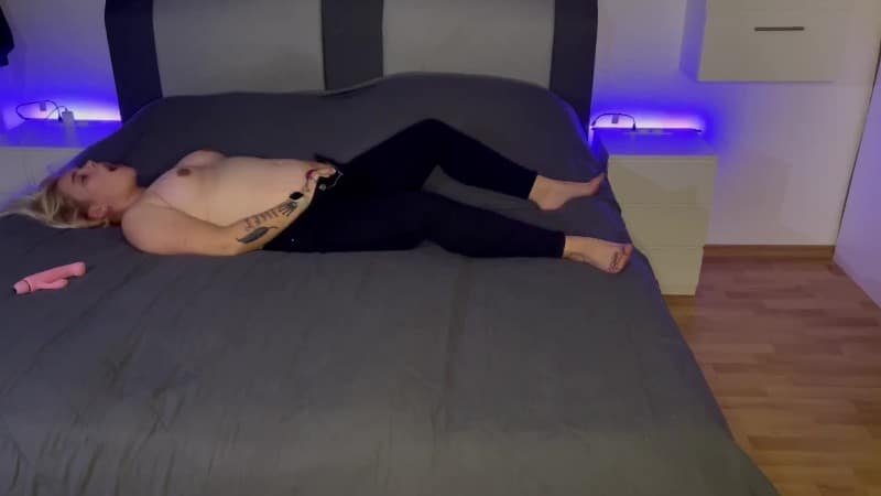 Bonieclydeerotik - Bonie liegt halbt nackt da und besorgt es sich zum Orgasmen 3