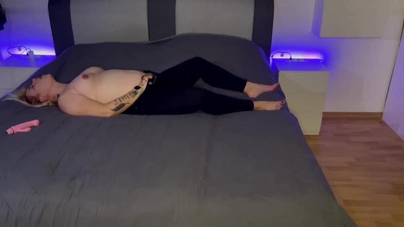 Bonieclydeerotik - Bonie liegt halbt nackt da und besorgt es sich zum Orgasmen 4