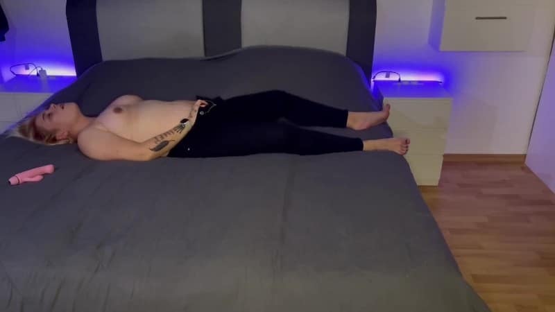 Bonieclydeerotik - Bonie liegt halbt nackt da und besorgt es sich zum Orgasmen 5