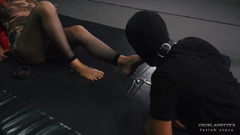 Cruel Anette - Licking off the dirty spit 5