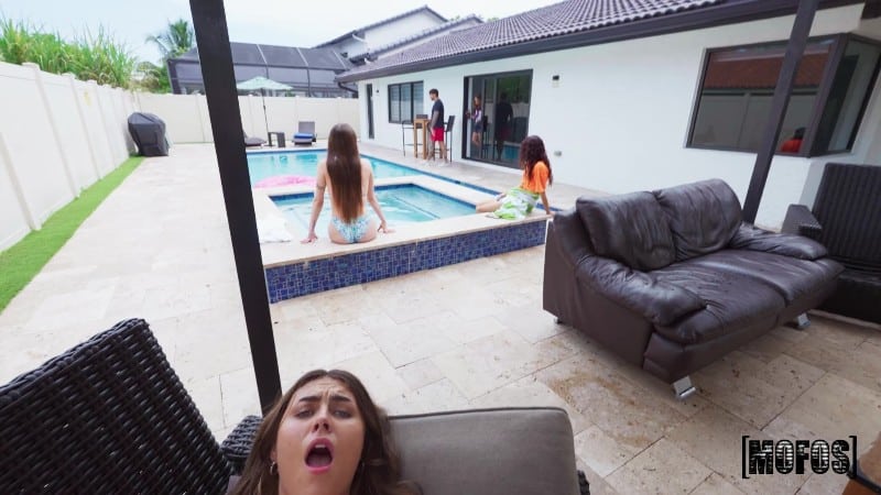 HesGotRizz 25/12/11 Selina Bentz And Tess Thompson Party In My Pants FullHD 5