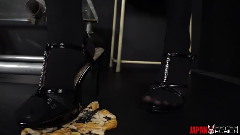 Japan Fetish Fusion - Yua s Elegant Food Crush Destruction By Stockings Heels 12