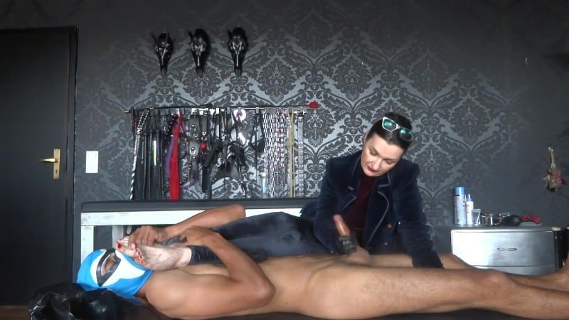 Lady Victoria Valente - Slave programming - Half hour stinky feet smell and handjob 2