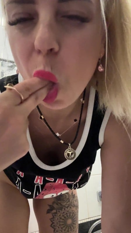 LarisaCum - Ich liebe es, meine möpse hart zu massieren und auf sie zu spucken und meinen Speichel zu reiben 3