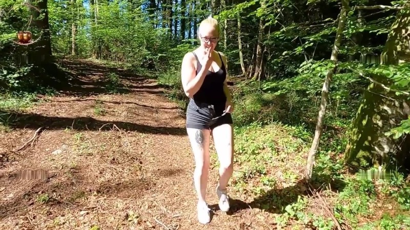 Lea Kirsch - Piss-Fontäne Mitten im Wald 11