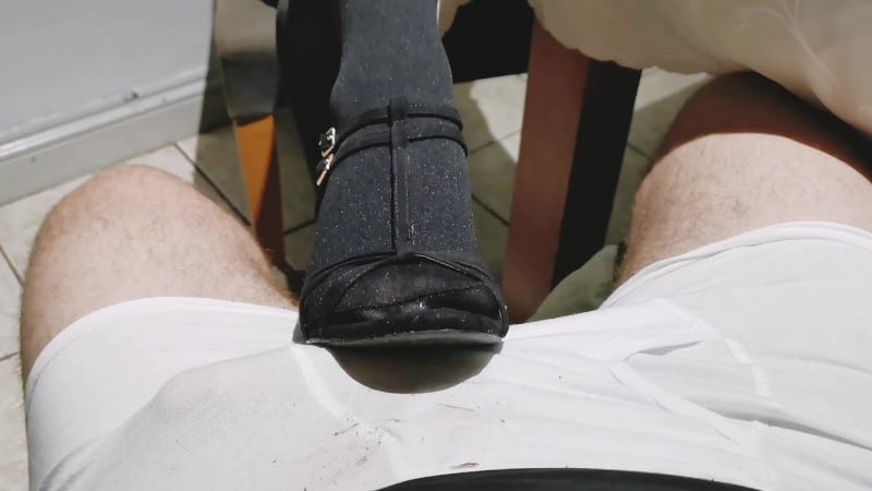 Lexi Snow - Dirty Shoe Job Causes Cum In Pants 3