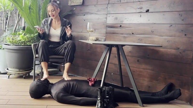 LexyQueen - Outdoor Foot Bitch 4