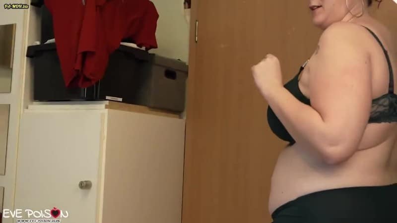 Lizz Hardy - Die vollbusige evepoison genießt und ich mache mit - Lesbische Erfahrungen 2