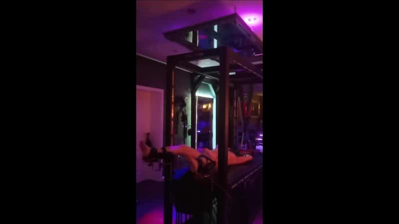 Lotusblume - Lara im Club gefesselt 2