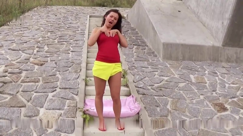 NatursektFans - Knallpinkes Nachbarsfötzchen unter der Brücke durchgefickt 2