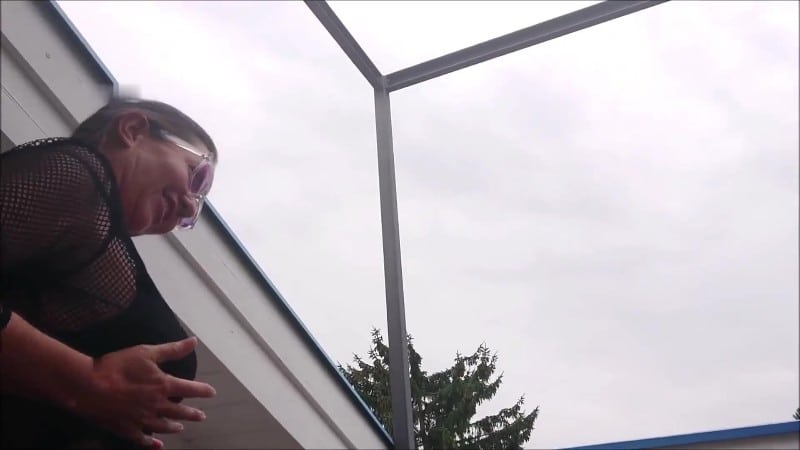 Pia von Padberg - Lecksklave darf Gummistiefel mit Sperma draufgespritzt sauberlecken 4