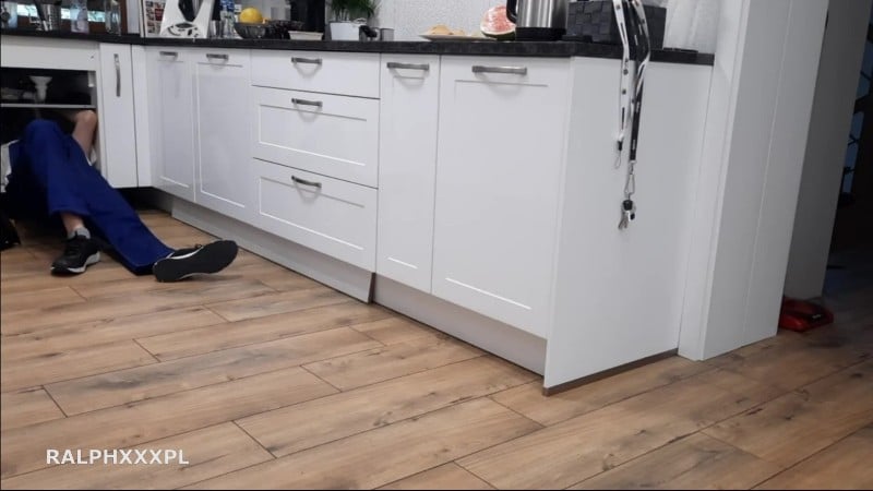 RalphXXXpl - Geile betrugende ehefrau fickt den klempner - cuckold-ehemann creampie-reinigung 11