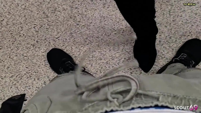 Scout69 - Deutsche nymphomanische MILF bekommt riskanten fick von fremden im Aufzug 1