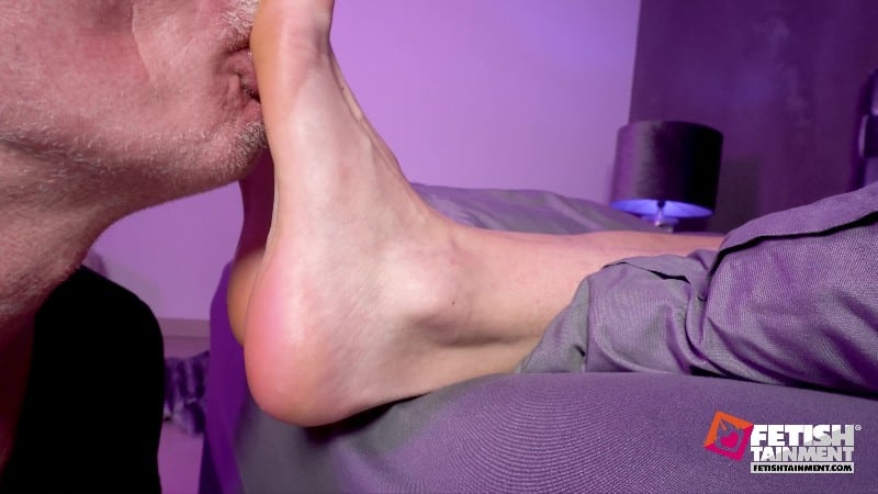 Seduction-With-Big-Bare-Feet-Foot-Worship-Session-With-Mistress-Kacey-4K-Uhd-Mp4 5