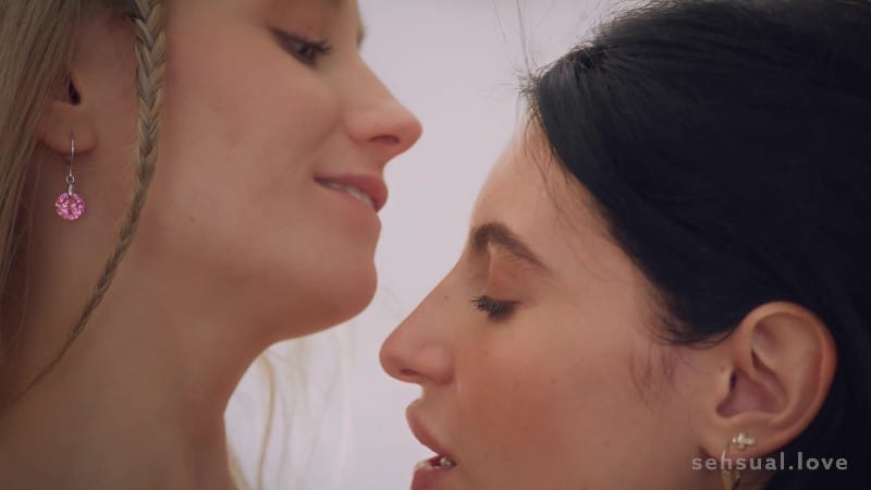 SensualLove 25/05/15 Lily Bella And Lily Blossom Deeply Into Her 4k MP4-P2P 3