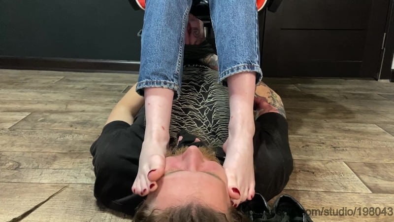 Slave-S-Face-As-A-Footstool-Under-My-Dirty-Vans-Sneakers-Socks-And-Sweaty-Bare-Feet 4