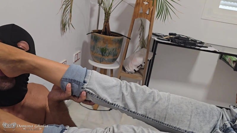 Spanish Pegging and Foot Fetish - Domina Ghalia does foot fetish in jeans 4