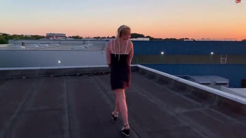 SteffiBlond - Pinkeln über den Dächern von Dortmund -Guck dir meinen prallen Arsch an 4