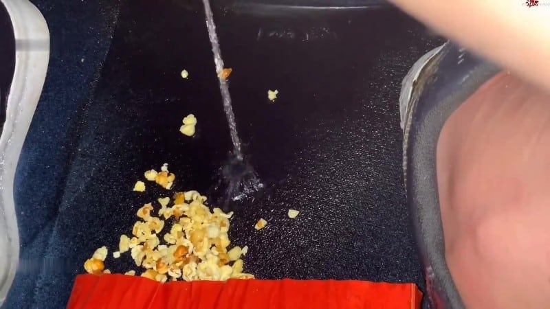 SteffiBlond - Public Kino Ups - ich hab ganz vergessen aufs Klo zu gehen - Guckst du dir die Vorstellung 5