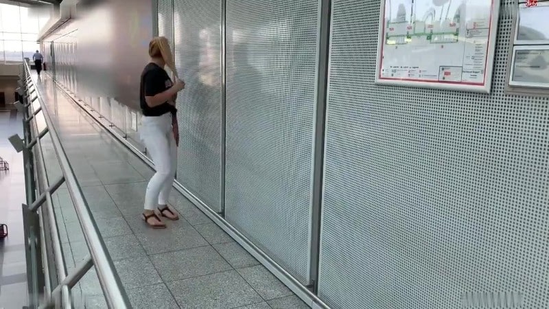 SteffiBlond - Vor Abflug am Flughafen öffentlich in die weiße Jeans genässt das tropft den ganzen Aufzug runter 4