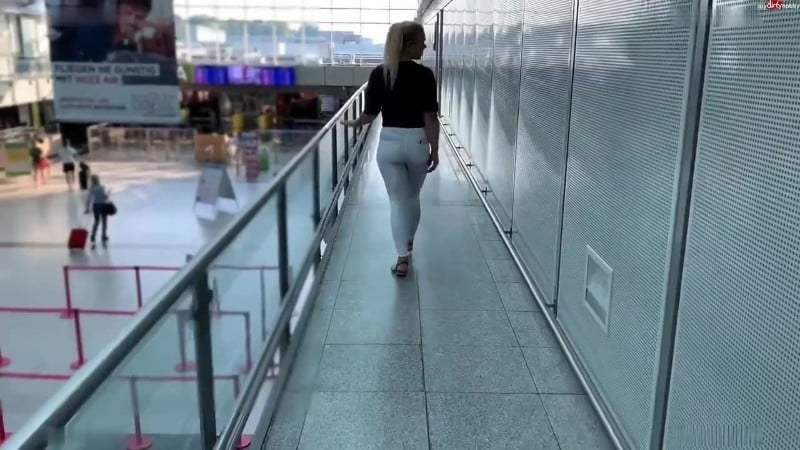 SteffiBlond - Vor Abflug am Flughafen öffentlich in die weiße Jeans genässt das tropft den ganzen Aufzug runter 5