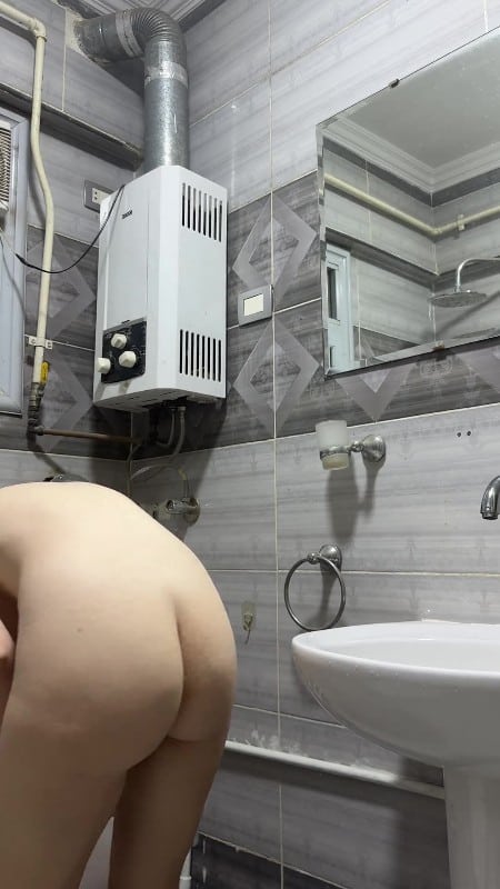 SweetLucy96 - Nackte Putzfrau 2