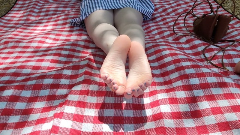 TheTinyFeetTreat - Backyard Picnic - Shoe Play and Bare Feet 4