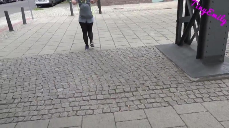 TinyEmily - Krass - Fotograf betruegt seine Ehefrau mit mir POV Blowjob 2