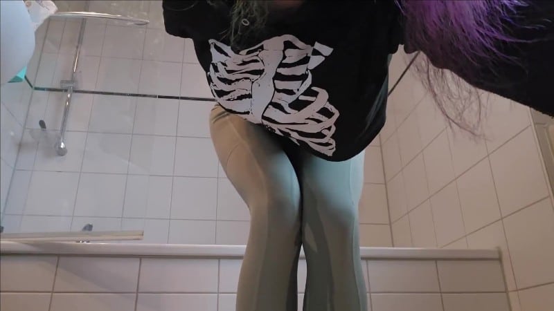 ViGothFox - OMG - Mein ERSTES Mal in die Leggings gepisst 5