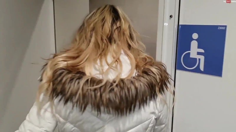 Vika Viktoria - Spontaner Squirt Fick mitten im Flughafen 18