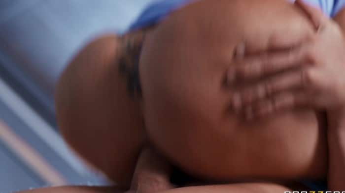 [Brazzers] This Movie Sucks, Let's Anal Fuck - Niky Bimbodoll - 2025-11-28 - 2160p 4