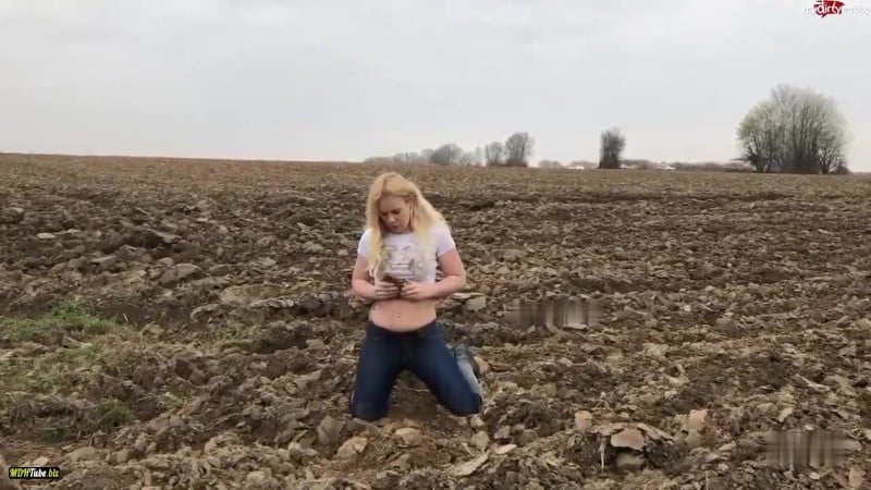 devil-sophie - Die Feldsauerei mit Morgenurin - Eingenaesst und angepisst reloaded - All inclusive 1