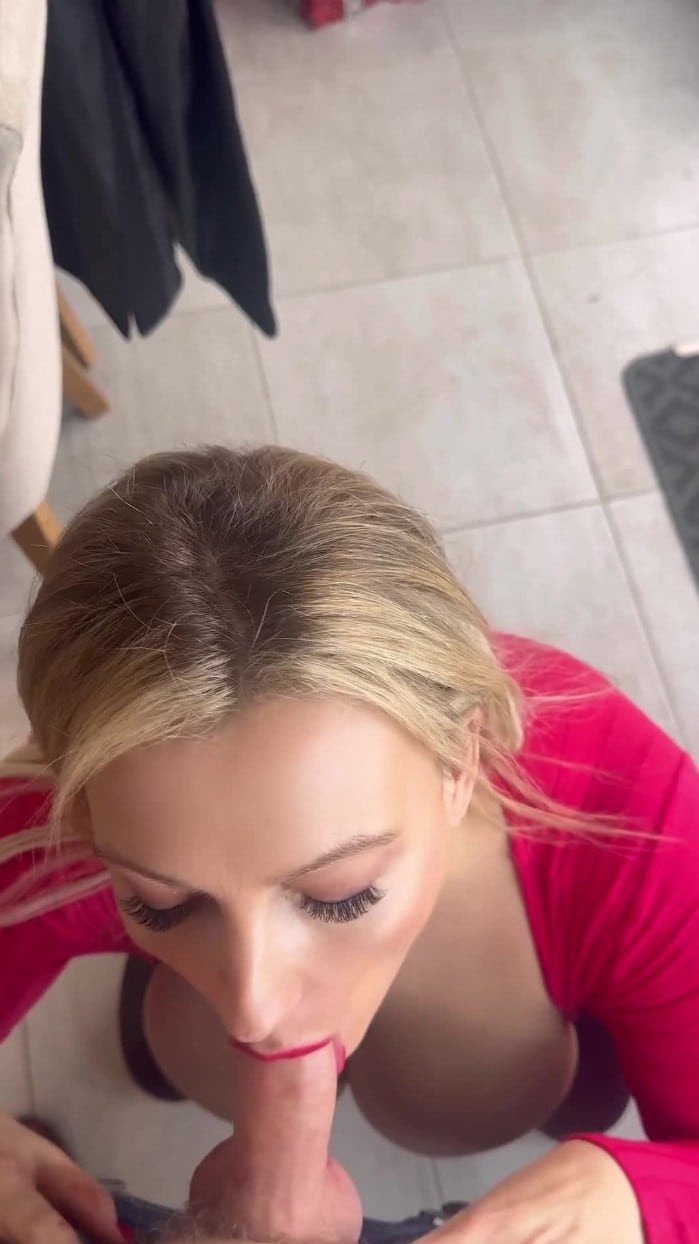 [OF-Missjuicylucy] Your Step-Moms Best Friend Gives You A Blowjob For Christmas [1920p] 4