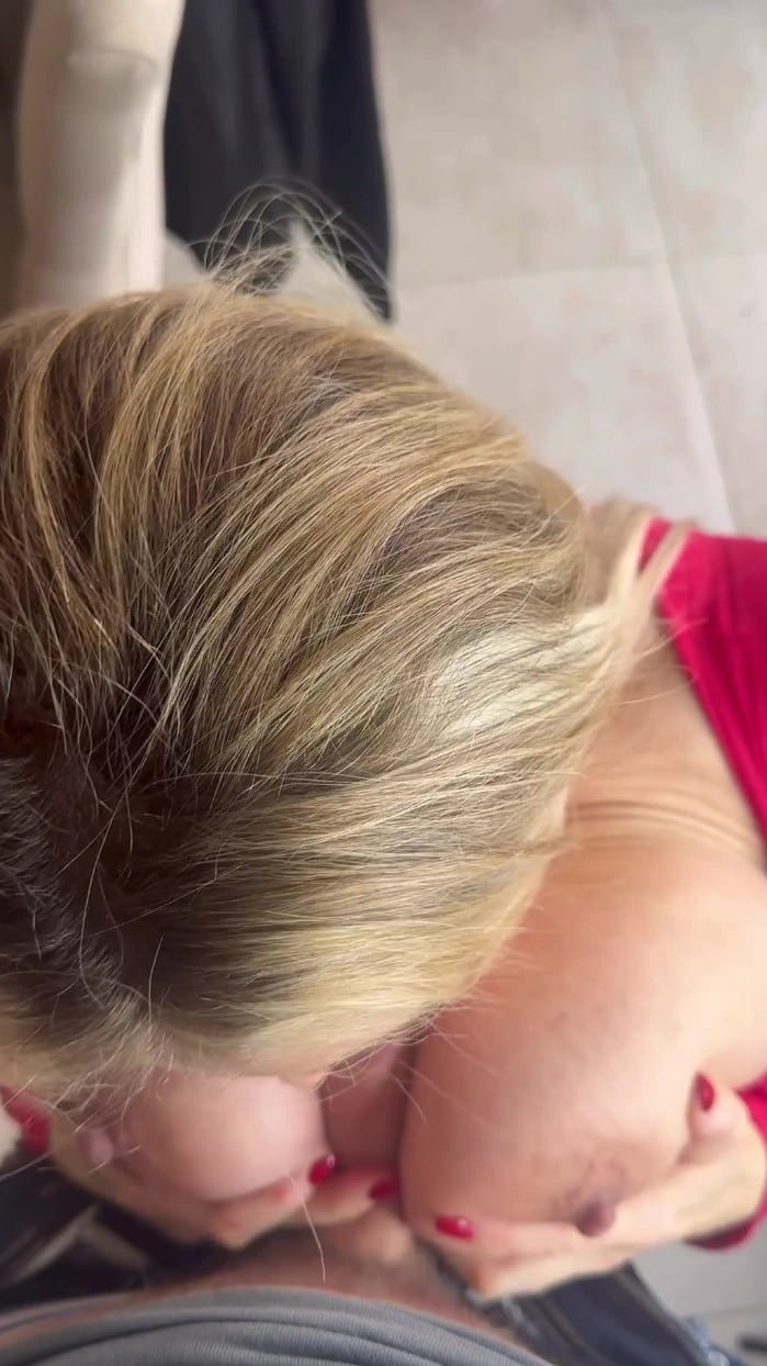 [OF-Missjuicylucy] Your Step-Moms Best Friend Gives You A Blowjob For Christmas [1920p] 5